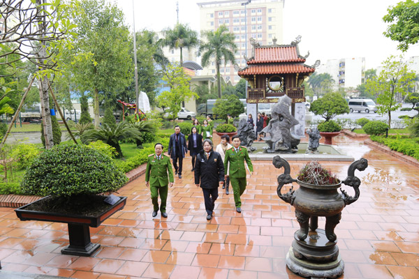 Delegates from the Vietnam - Germany Friendship Hospital visited Van Mieu at the Academy.