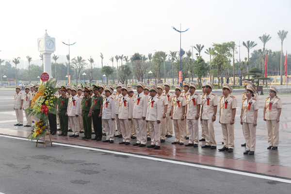 Incense - burning ceremonies at the statue of President Ho Chi Minh and the late ministers of the Ministry of Home Affairs and the Ministry of Public Security through various periods