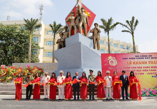 Prime Minister Nguyen Xuan Phuc and representatives cut the ribbon to inaugurate the cluster of cultural works at the PPA.
