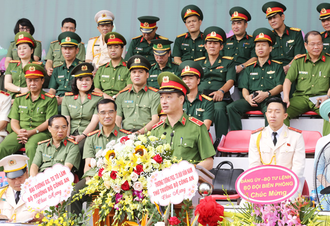 Deputy Minister Nguyen Duy Ngoc presented the Government's Emulation Flag to the PPA