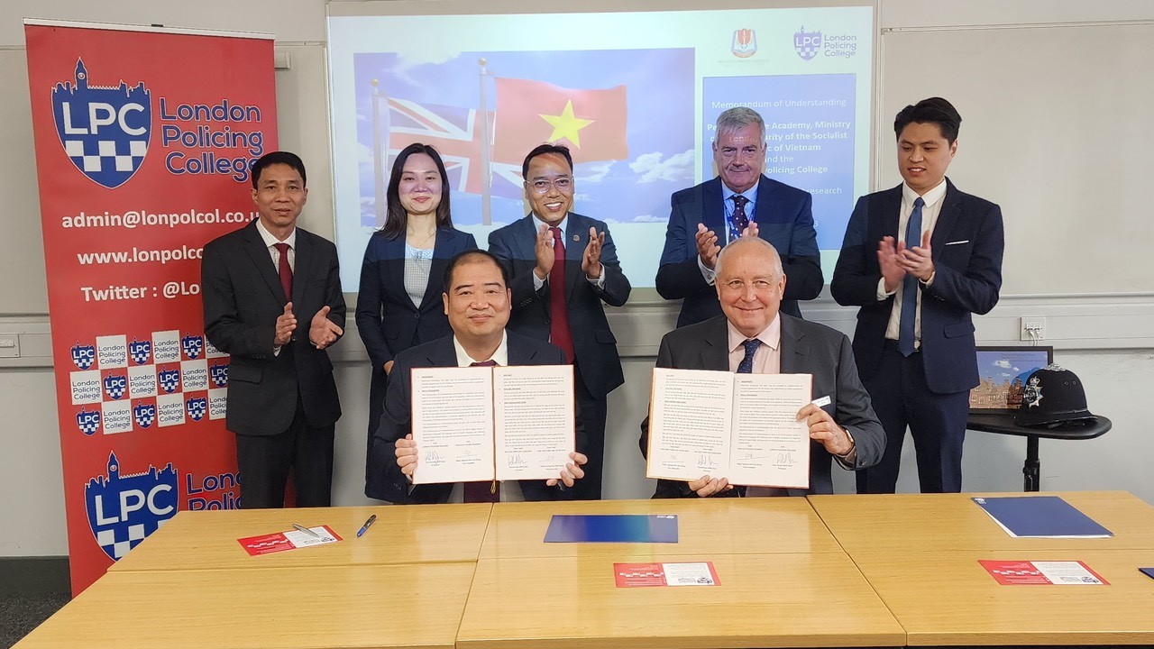 The delegation of People’s Police Academy paid a visit to the United Kingdom and offcially signed the Memorandom of Understanding with London Policing College