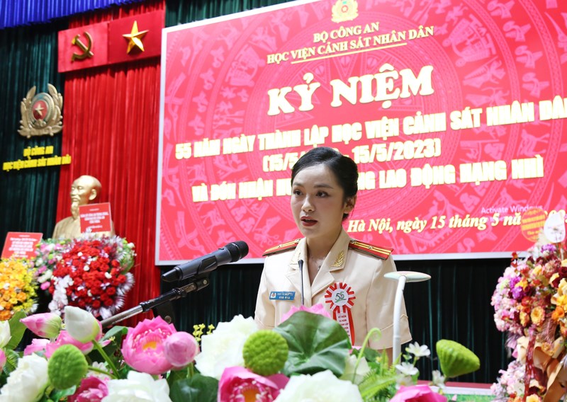 Major Ngo Thị Bich Thu - officer of the Department of Party and Political Affairs, representative for all notable, young officers and lecturers of the PPA gave her speech