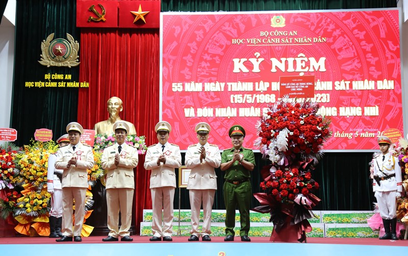 Major General Nguyen Van Long, Deputy Minister of Public Security congratulated the PPA with his flowers