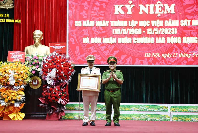 Deputy Minister Nguyen Van Long awarded the Prime Minister's Certificate of Merit to Lieutenant General Tran Minh Huong for his meritorious achievements in the cause of building Socialism and defending the Fatherland.