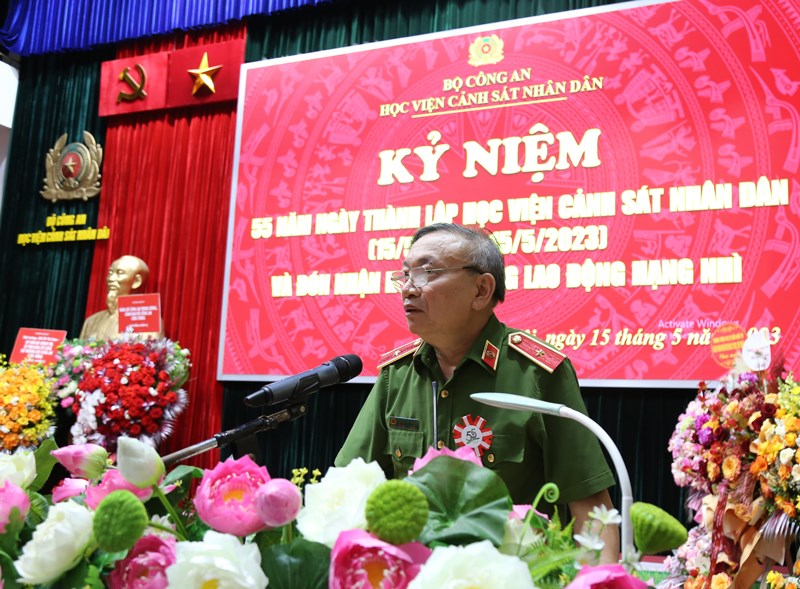 Major General, Prof. Dr. Nguyen Huy Thuat - Former Vice President of the PPA, representative of experienced and former lecturers gave his speech